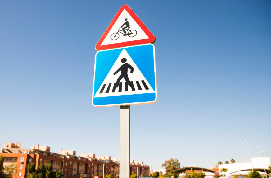 Ejemplo de cuáles son las señales viales verticales. 