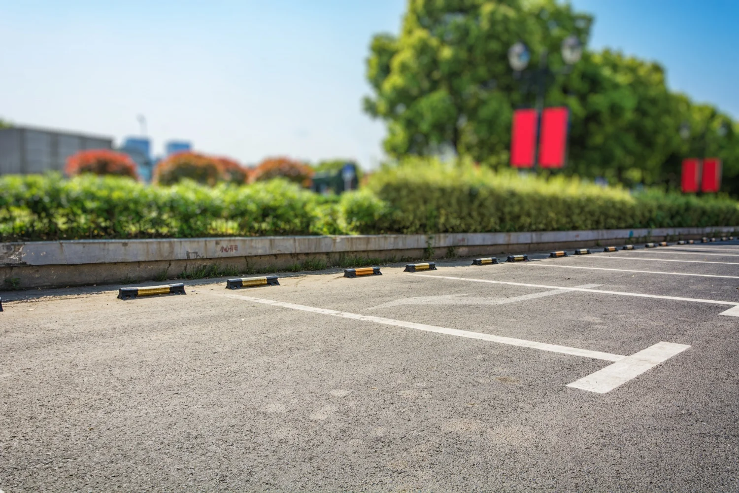 Ejemplo de la distancia correcta en la colocación de topes para estacionamiento.